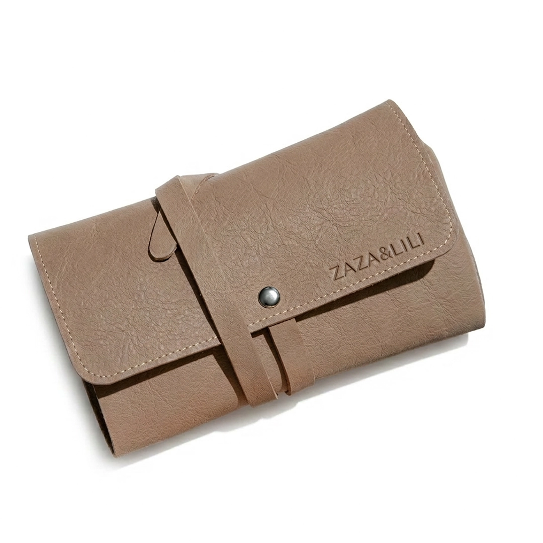 Pochette porte-bijoux en suédine beige Pochette porte-bijoux en suédine beige ouverte, compartiments colliers, bagues et boucles d'oreilles — ZAZA&LILI