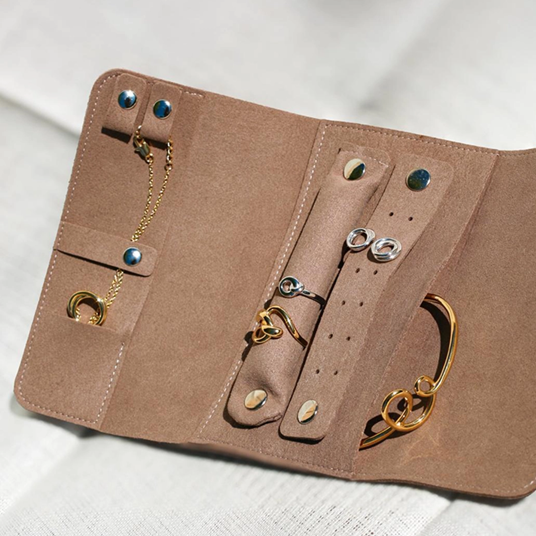 pochette-bijoux-voyage-suedine-beige-02 Pochette porte-bijoux en suédine beige ouverte, compartiments colliers, bagues et boucles d'oreilles — ZAZA&LILI