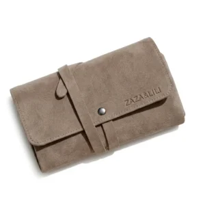 Pochette porte-bijoux en suédine beige ouverte, compartiments colliers, bagues et boucles d'oreilles — ZAZA&LILI