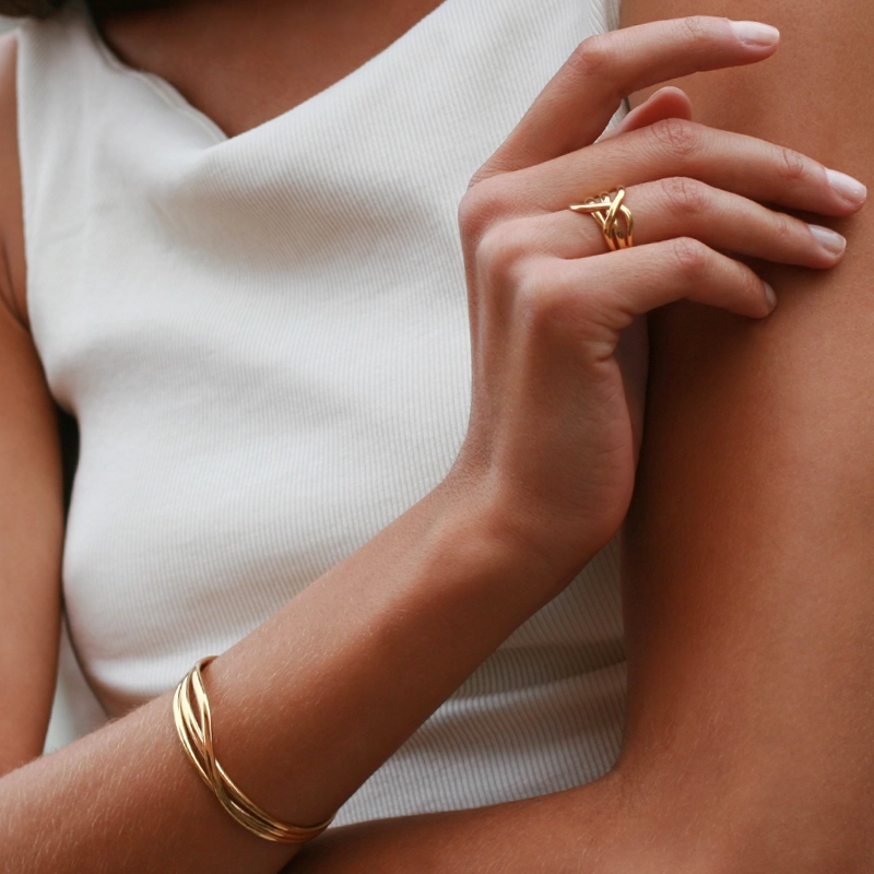 zazalili-nerida-bangle-gold-closeup