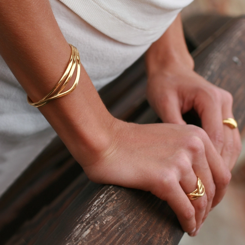 zazalili-nerida-bangle-ring-gold-closeup