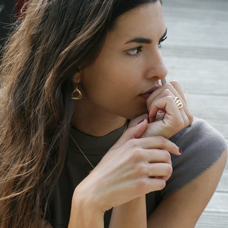 zazalili-nerida-ring-hookearrigns-gold-closeup